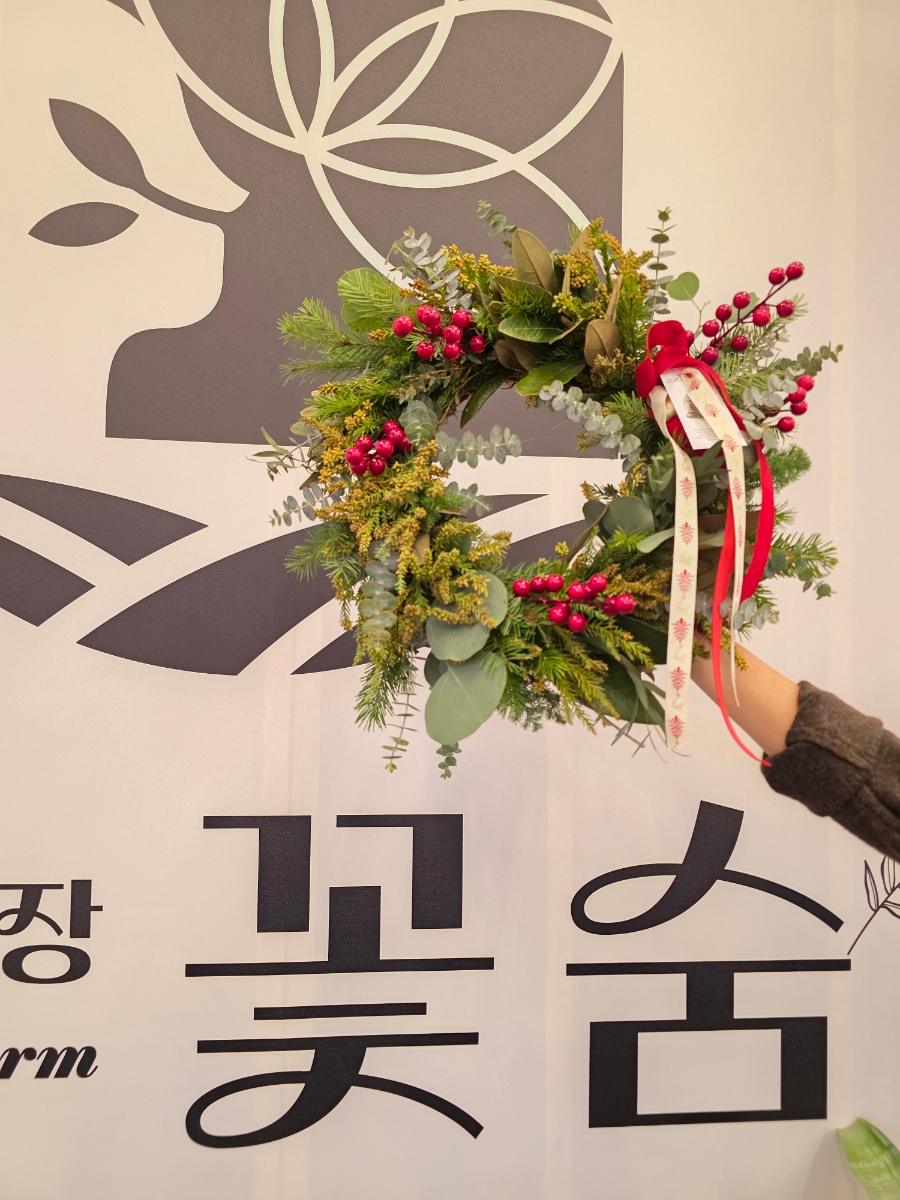 손끝에서 피어나는 겨울의 설렘- 크리스마스 리스 만들기로 완성한 나만의 힐링 시간
